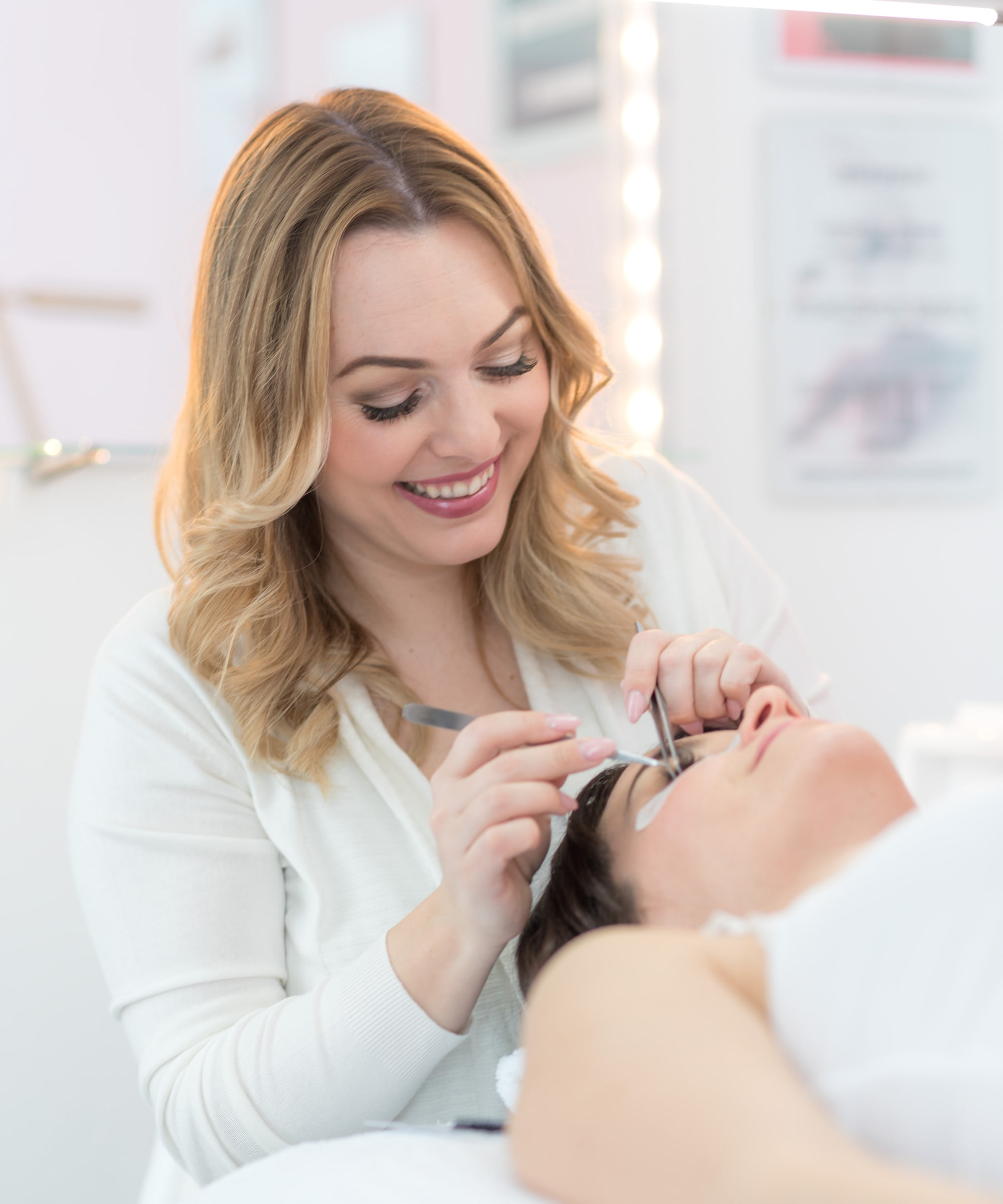 Michelle Malcherek bei einer Augenbrauenbehandlung