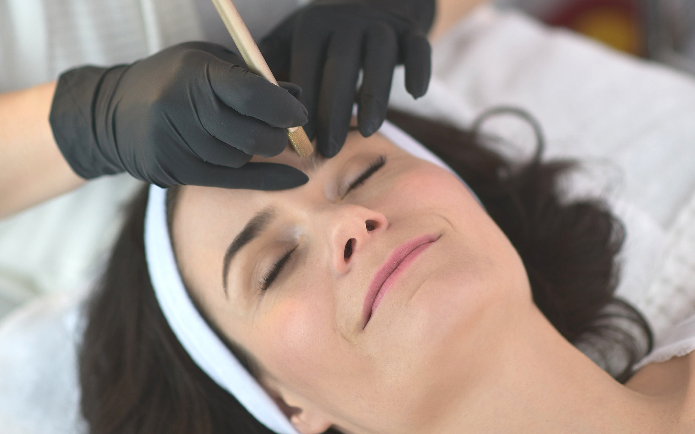 Microblading: feine Härchenzeichnung an der Augenbraue
